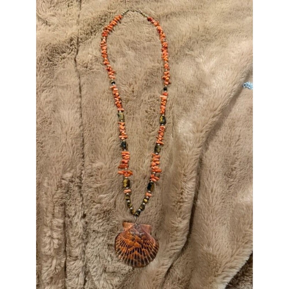 Vintage Boho Natural Lion's Paw Scallop Shell Pendant Necklace – Coral Chip & Ti